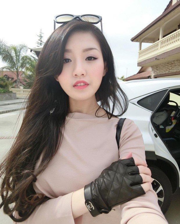 Dù đang mang thai nhưng Tiểu Giang trông vẫn cực kì xinh đẹp và sang chảnh.