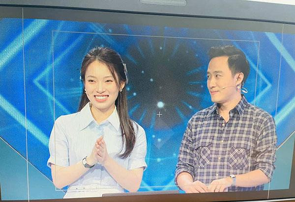 Theo đó, dân mạng trêu rằng MC Ngọc Huy là ánh mắt của “kẻ say đắm” hướng về bạn dẫn xinh đẹp là Khánh Vy.