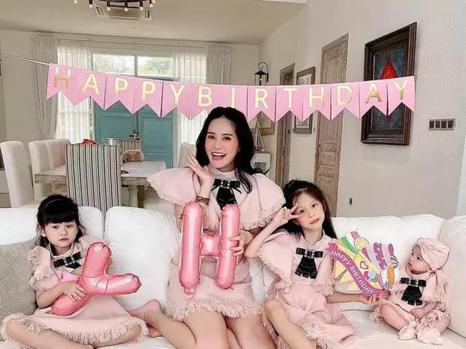 Đoàn Di Băng và ông xã có 3 cô con gái là bé Hana (9 tuổi), Yuki (5 tuổi) và Bing Bing (1 tuổi). Cả 3 tiểu thư đều được bố mẹ cưng chiều hết mực.