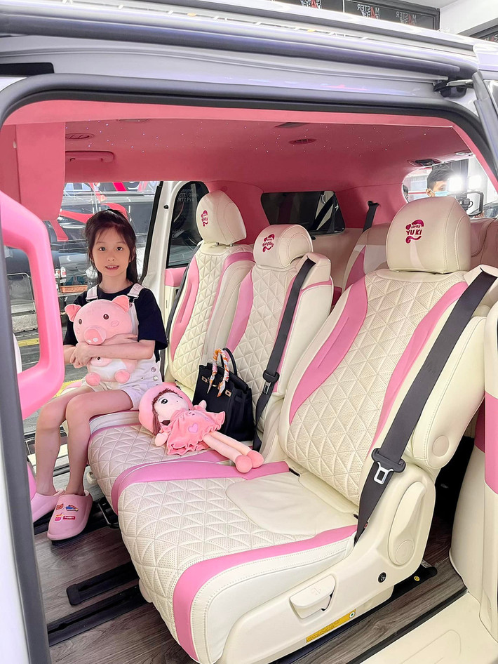 Nhiều cư dân mạng cũng bày tỏ sự bức xúc với lời bình luận kém duyên và khen ngợi cách đáp trả rất khoa học của Đoàn Di Băng.