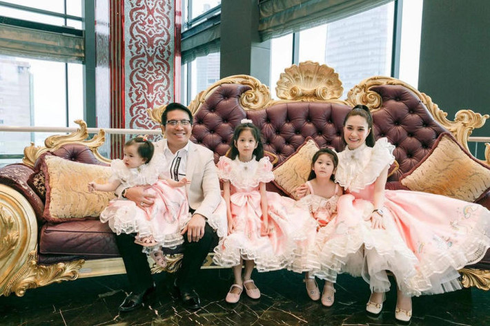Thay vi cách lặng lẽ cho qua như những lần trước đây, nữ đại gia với 3 cô công chúa thẳng thắn đáp trả.