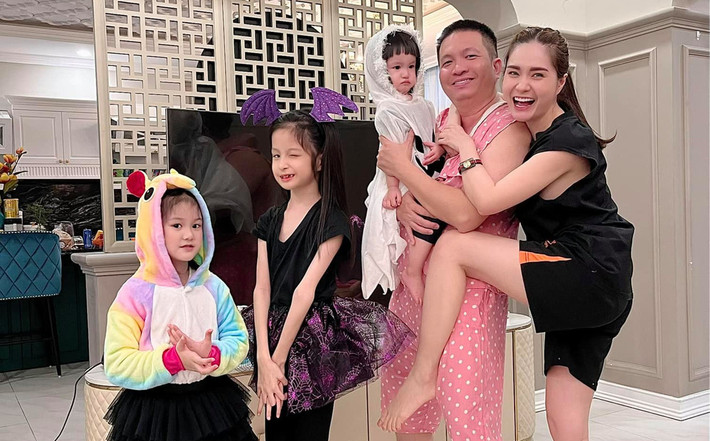 Cuộc sống của nữ đại gia quận 7 - Đoàn Di Băng cùng 3 cô con gái xinh xắn luôn nhận được nhiều sự quan tâm của mọi người, nhưng cũng không tránh khỏi những sự soi mói, gièm pha.