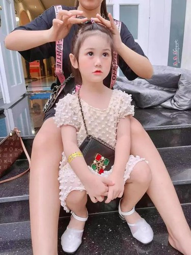 Gần đây nhất, 3 bé được bố mẹ tặng món quà Giáng sinh là chiếc xe hơi mới được "độ" theo chủ đề ngựa hồng Pony. Tổng chi phí khi món quà về tay 3 tiểu thư là gần 2 tỷ đồng.