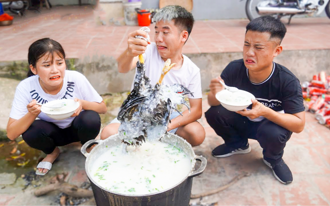 Bà Tân Vlog nổi lên với những video ẩm thực độc đáo với những món ăn siêu cay hoặc siêu to, khổng lồ. Nhưng người đứng sau thành công của kênh Youtuber follow khủng này là con trai bà là anh Nguyễn Văn Hưng (hay còn gọi là Hưng Vlog, đến từ tỉnh Bắc Giang).