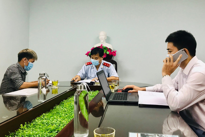 Điển hỉnh như việc Hưng Vlog từng bị cơ quan chức năng tỉnh Bắc Giang mời lên làm việc và xử phạt hành chính vì vlog luộc gà nguyên lông gây phẫn nộ.