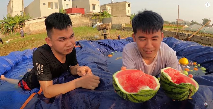 Tuy nhiên, điều khiến người xem chỉ trích khi 2 chàng trai ăn ngay trái cây tại hồ bơi tự chế.