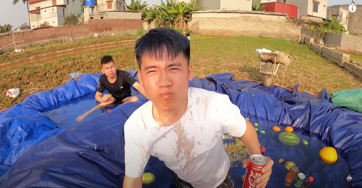 Cuối cùng, Hưng Vlog đã bốc thăm trúng vào làm hồ bơi "Dubai" và nhận được 2 triệu đồng để mua hoa quả, nước ngọt về thả xuống hồ.
