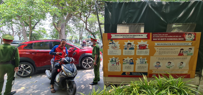 Thực hiện theo chỉ đạo của UBND TP Hà Nội về việc tăng cường thực hiện phòng chống dịch COVID-19 trên địa bàn. Sáng 30/4, Công an phường trên địa bàn quận Hoàn Kiếm đã đồng loạt ra quân xử phạt hành vi không đeo khẩu trang nơi cộng cộng.