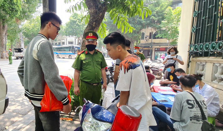 Ngay lập tức, những người không đeo khẩu trang nơi công cộng được lực lượng chức năng nhắc nhở, xử phạt hành chính và gửi giấy cảnh cáo về chính quyền địa phương.