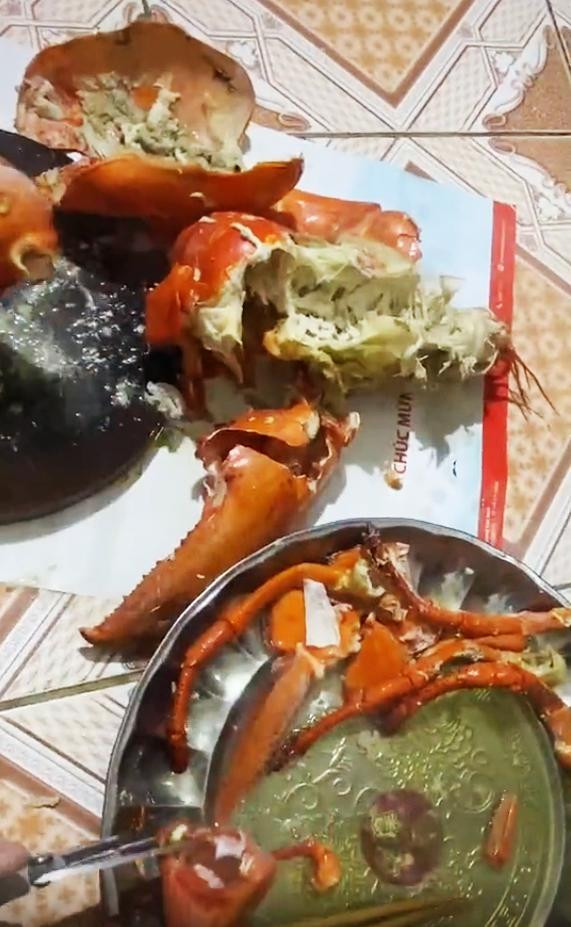 Nguyên chiếc càng tôm hùm to đùng tưởng ngập thịt ăn siêu đã miệng, vậy mà bên trong óp đến mức thảm thương, lượng thịt thực tế còn ít hơn cả càng cua biển mua ở chợ.