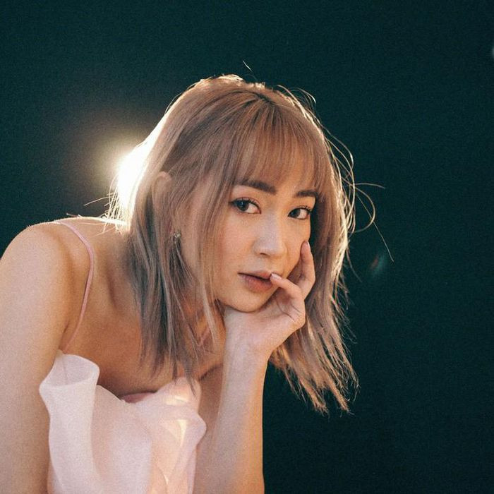 Ngày 31/7/2020 của Sun Ht và nam chính lạ mặt đã cùng nhau trú mưa trong khuôn viên của một chung cư cao cấp, trao cho nhau những cái nắm tay thân mật.