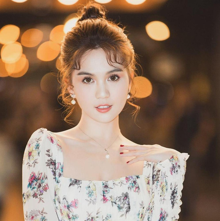 Được biết căn biệt thự sang trọng này của Ngọc Trinh tọa lạc ở Quận 9, TP.HCM. "Nữ hoàng nội y" chuyển về đây sinh sống từ dịp Tết Nguyên Đán 2020.