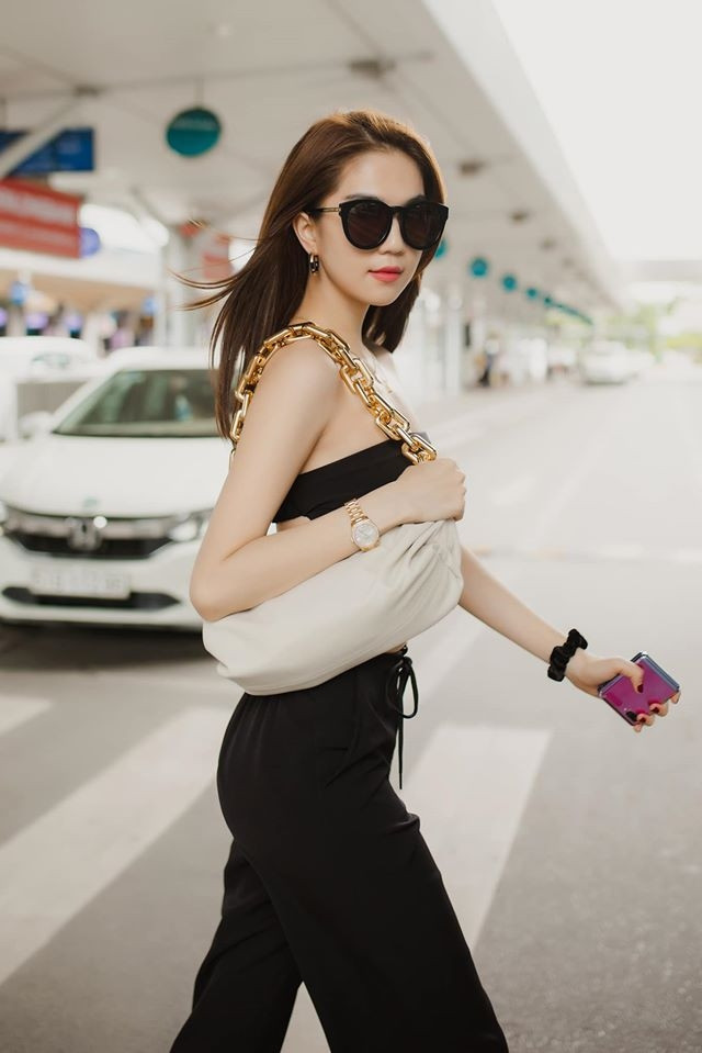 Cụ thể, trên trang cá nhân Ngọc Trinh hài hước chia sẻ chỉ khoảng 1 tháng nữa không gian xung quanh sẽ mát rượi và đặc biệt không ai có thể dòm ngó vào bên trong.