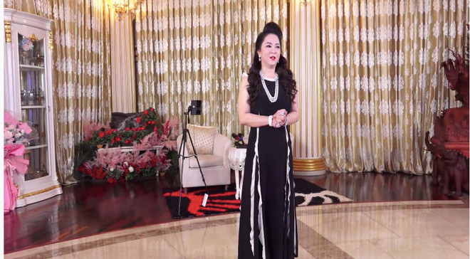 Với lần này thì nữ CEO khu du lịch Đại Nam trở lại với khu vực phòng khách quen thuộc trong biệt thự 2.400m2 giữa trung tâm Sài Gòn của mình. Đây là nơi thường được bà chủ Đại Nam lựa chọn để chụp hình "sống ảo".