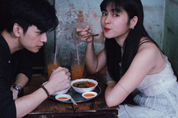 Ai nấy đều công nhận rằng nhan sắc của Trần Nghĩa và "hot girl Mắt Biếc" - Khánh Vân thực sự thích hợp với style chụp cổ điển cùng nước ảnh có chút vintage, hoài cổ.