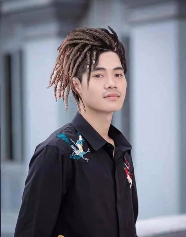 Thậm chí, cư dân mạng còn truyền tay nhau bộ ảnh đội tuyển Việt Nam bắt "trend" mái tóc của Công Phượng.