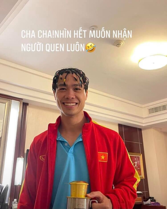 Mái tóc cực dị của Nguyễn Công Phượng theo kiểu "dreadlock", kiểu tóc được nhiều ngôi sao bóng đá thế giới ưa chuộng như Pogba...