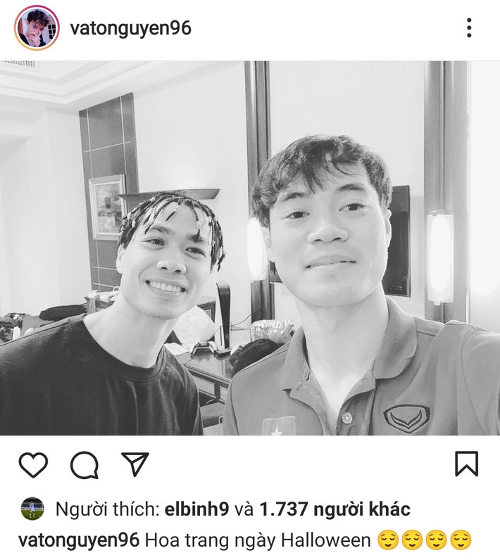 Sau khi tiền đạo Công Phương show ảnh tóc mới, những người anh em trong đội tuyển Việt Nam và người hâm mộ vô cùng thích thú về mái tóc mới này.