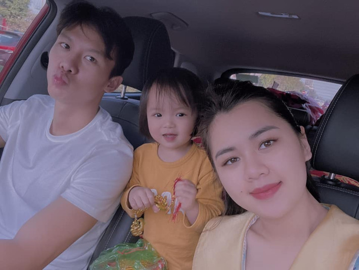 Đành rằng khoe món quà tặng chồng, vợ Quế Ngọc Hải chốt lại vấn đề bằng đoạn cuối với nội dung: "Tuy đang xa nửa vòng trái đất nhưng trái tim vẫn cùng nhịp đập ba nhỉ".