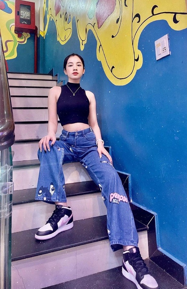 Gương mặt thanh thoát nên chỉ cần trang điểm nhẹ nhàng, Cẩm Đan vẫn đủ sức thuyết phục người đối diện.