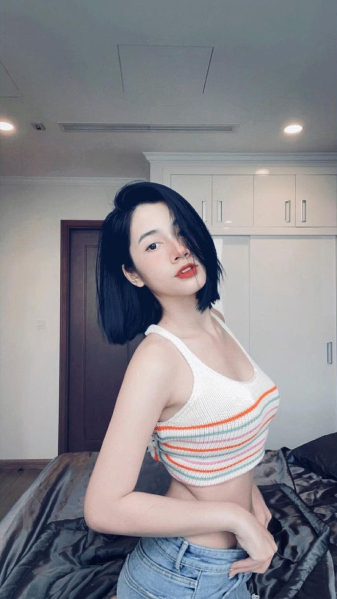 Mới đây, Cẩm Đan lại gây sốt mạng xã hội khi đăng tải những tấm ảnh vén áo khoe trọn vòng eo con kiến.
