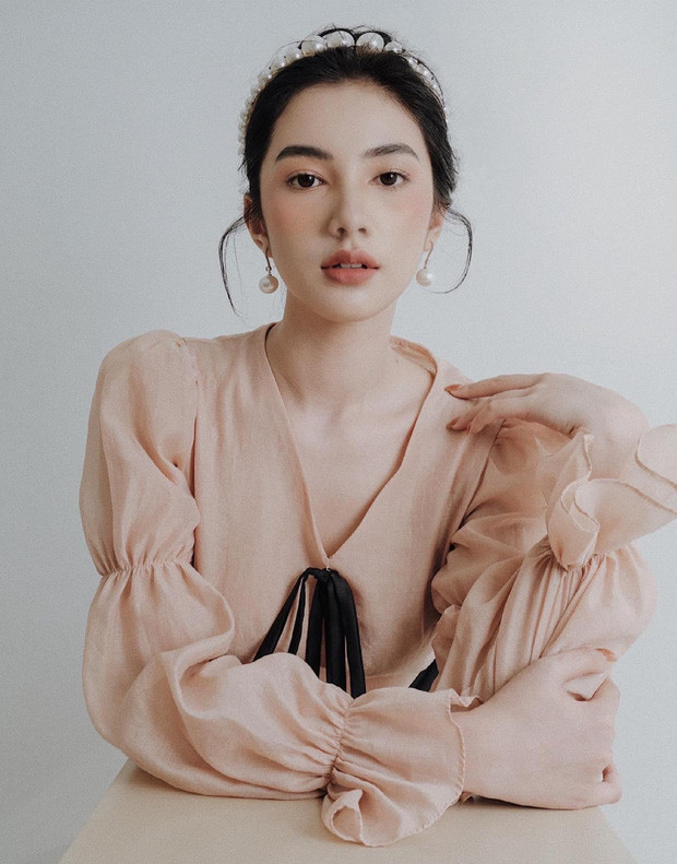 Từ sau khi vướng tin đồn hẹn hò cùng đại gia Đức Huy, Nguyễn Thị Cẩm Đan (2002) nhanh chóng trở thành cái tên được chú ý hàng đầu. Gái xinh An Giang thường xuyên khoe trọn nhan sắc "nét căng" khiến ai cũng phải liêu xiêu.