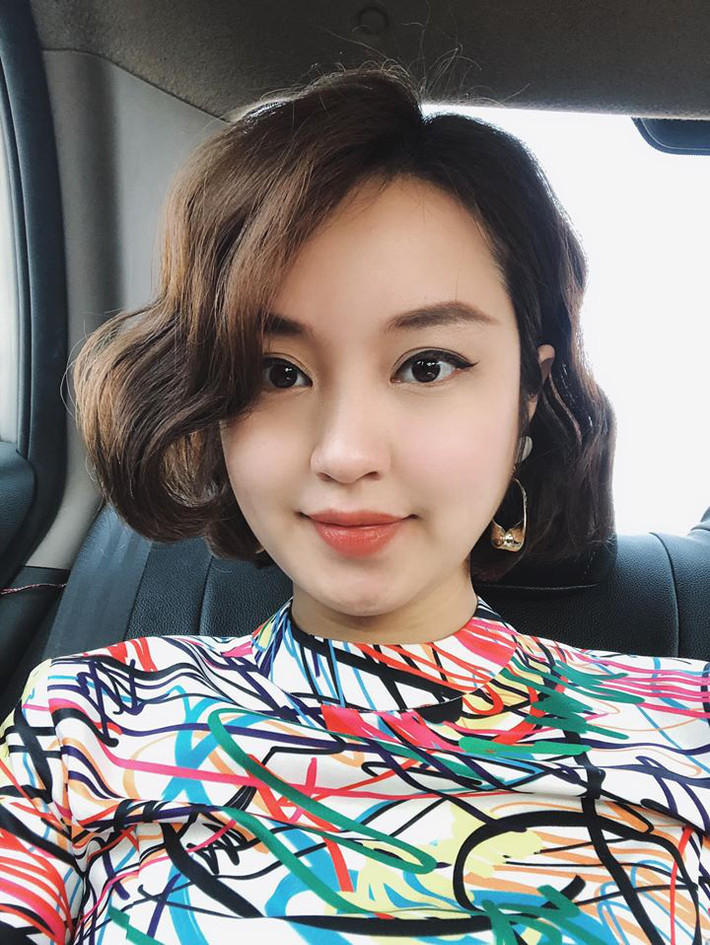 Trong những bức ảnh đăng trên trang cá nhân, Cựu hot girl Hà Thành lúc nào cũng tràn đầy năng lượng, trẻ trung như thiếu nữ đôi mươi.
