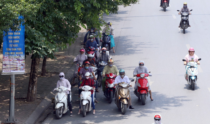 Vào buổi trưa và đầu giờ chiều, nhiệt độ ngoài trời có thời điểm lên đến ngoài 40 độ C thì những hình ảnh này không quá khó tìm ở các nút giao thông trong thành phố.