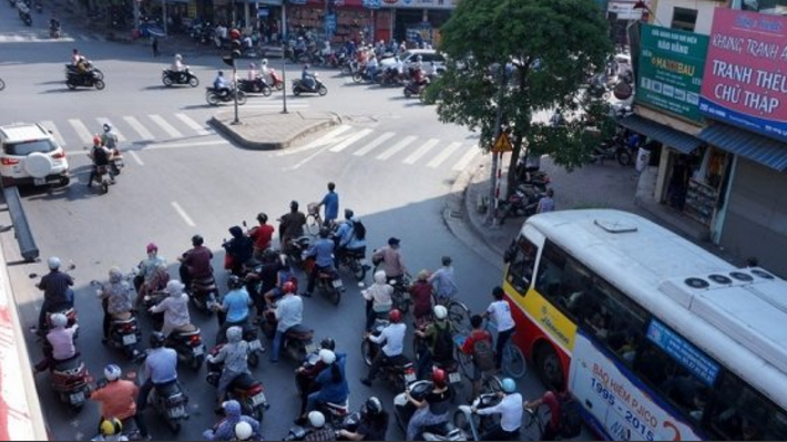 Việc đứng bóng râm chờ để vượt qua những nút giao thông không còn là điều xa lạ.