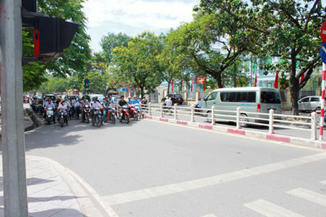Dù biết là nắng nóng khó chịu nhưng vì an toàn trong khi tham gia giao thông, người điều khiển phương tiện cần tuân thủ luật.