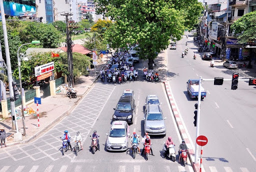 Nhiều phương tiện xe máy đã bất chấp lấn sang làn dành cho ô tô để tìm bóng mát trong lúc dừng chờ đèn đỏ.