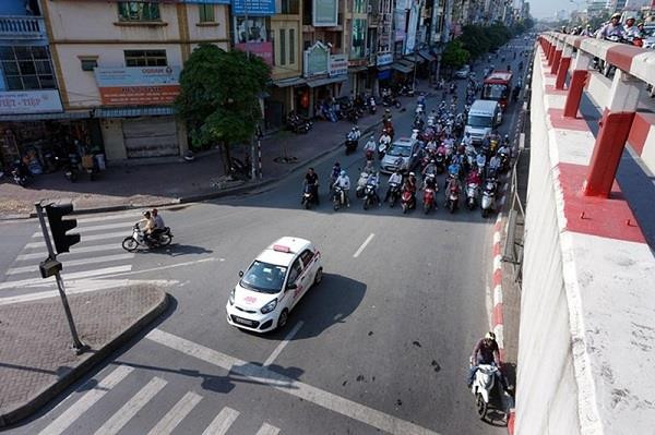 Trải nhưng giây phút bỏng rát với mặt đường nóng hầm hập thì việc dừng đèn đỏ ở những nơi có bóng mát là điều nhiều người lựa chọn.