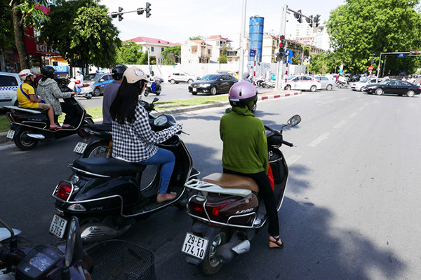 Mới đầu tuần nhưng Hà Nội đã bước vào những ngày hè nắng nóng đỉnh điểm. Nhiệt độ liên tục dao động ở ngưỡng gần 40 độ C. Chính thời tiết như vậy khiến việc ra đường trở thành cực hình với tất cả mọi người.