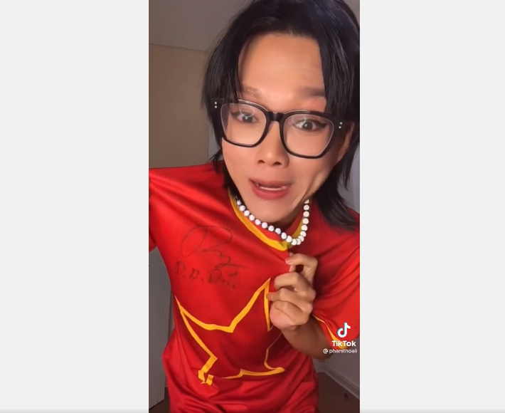 Nhiều người còn quyết định "quay lưng" với Phạm Thoại sau khi xem clip nghi ngờ cầu thủ Đỗ Hùng Dũng lấy tiền từ thiện chữa bệnh được lên sóng.