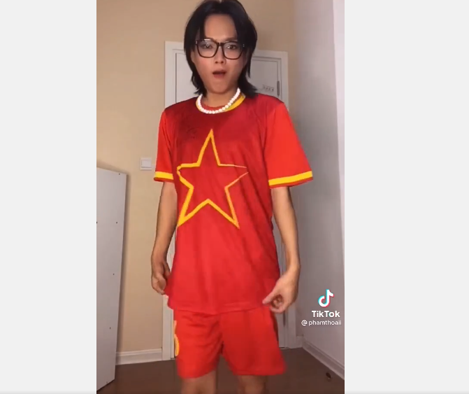 Không thể tin được ý. Bây giờ các bạn thử nghĩ đi, sao không ủng hộ bằng tiền, kêu gọi tiền đi cho nhanh? Làm gì phải mua áo rồi lại còn phải đấu giá? Nên là chịu! Ủng hộ vì thấy cầu thủ Hùng Dũng là có cống hiến cho bóng đá của nước nhà thôi. Với lại giờ cũng bị chấn thương, chắc cũng chả đá bóng được nên là mua để cho có, cho anh ấy có tiền chữa bệnh á mọi người. Nên là bạn nào có thể mua được thì mua ủng hộ anh ấy nhá, còn bản thân em thì chả tin được". Thảm họa mạng Phạm Thoại cho biết thêm.