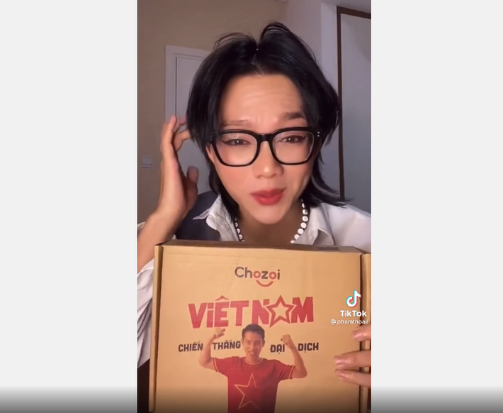 Nguyên văn chia sẻ của thảm họa mạng Norin Phạm rằng: "Cầu thủ Hùng Dũng bảo là toàn bộ lợi nhuận từ những bộ đồ đấu giá này sẽ được mang đi ủng hộ cho quỹ vaccine Việt Nam. Có thật là từ thiện không? Có thật là từ thiện không? Hỏi thật!...