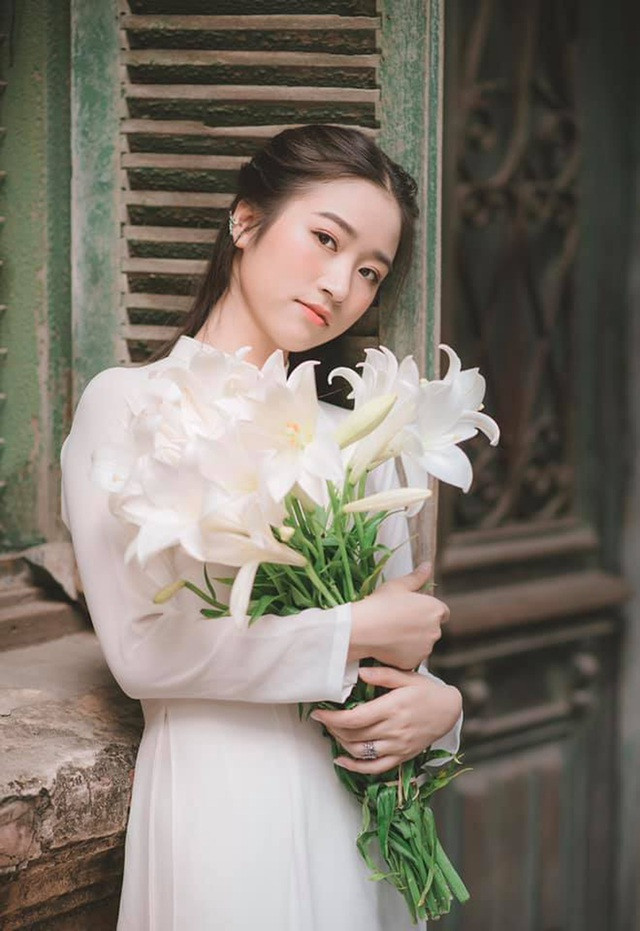 Lê Thị Mai (thường gọi: Ngọc Mai) nữ sinh Đại học Bách Khoa Hà Nội mới đây gây ấn tượng với netizen khi đăng tải bộ ảnh đẹp mộc mạc bên hoa loa kèn.