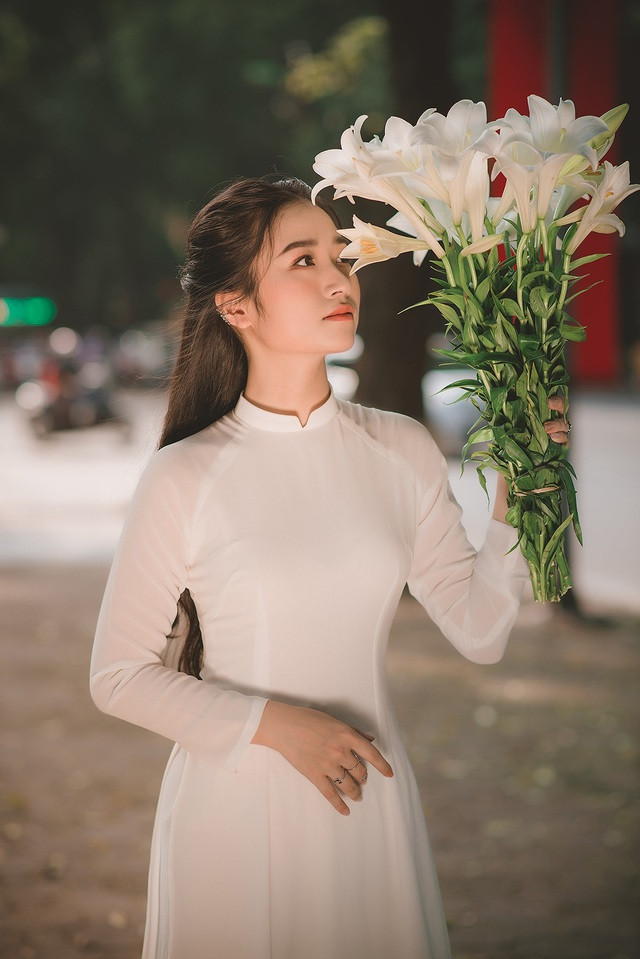 Về ý tưởng thực hiện bộ ảnh "Thiếu nữ bên hoa huệ tây", Ngọc Mai cho biết cô vốn rất yêu thích trang phục bộ áo dài truyền thống.
