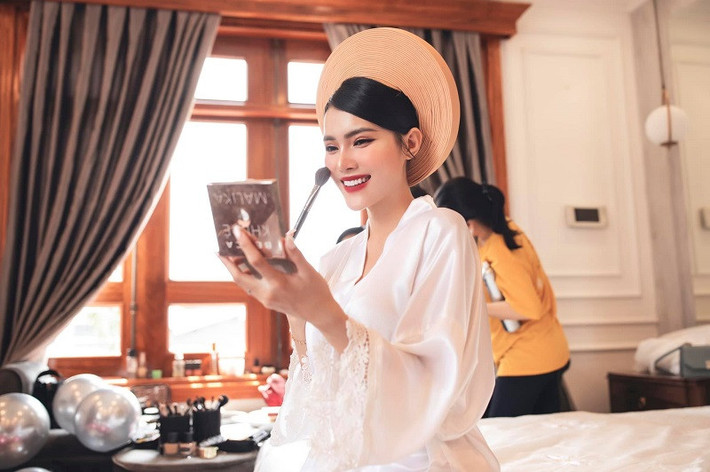 Trong ngày trọng đại, Phối Phối diện áo dài đỏ duyên dáng càng giúp cô khoe khéo sắc vóc ngọc ngà, sánh bước cùng chú rể.