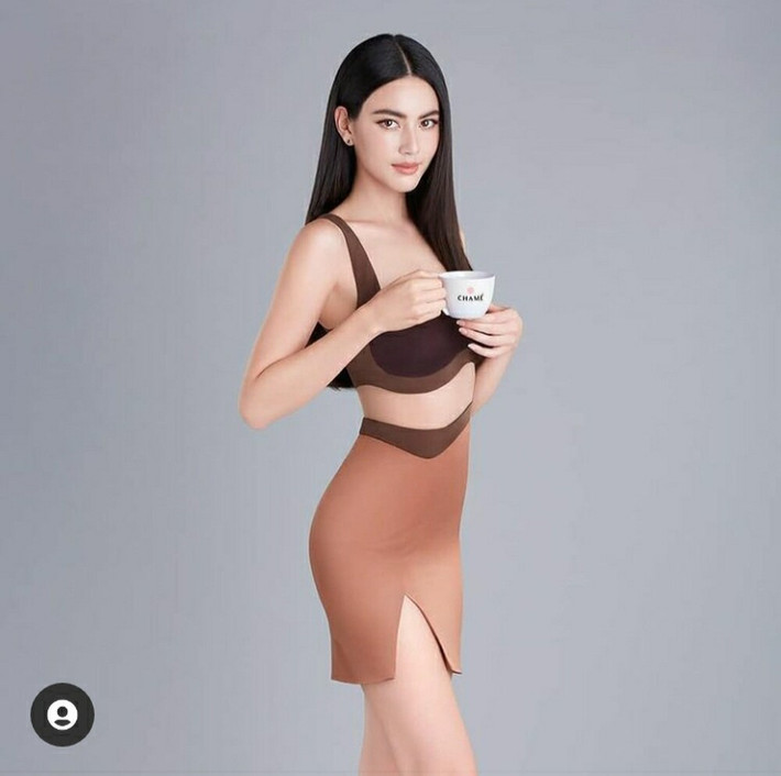 Gương mặt xinh đẹp, nước da trắng cùng thân hình chữ S là lợi thế giúp Davika tự tin diện nhiều trang phục phong cách khác nhau, mang đến hình ảnh của một fashionista thời thượng.