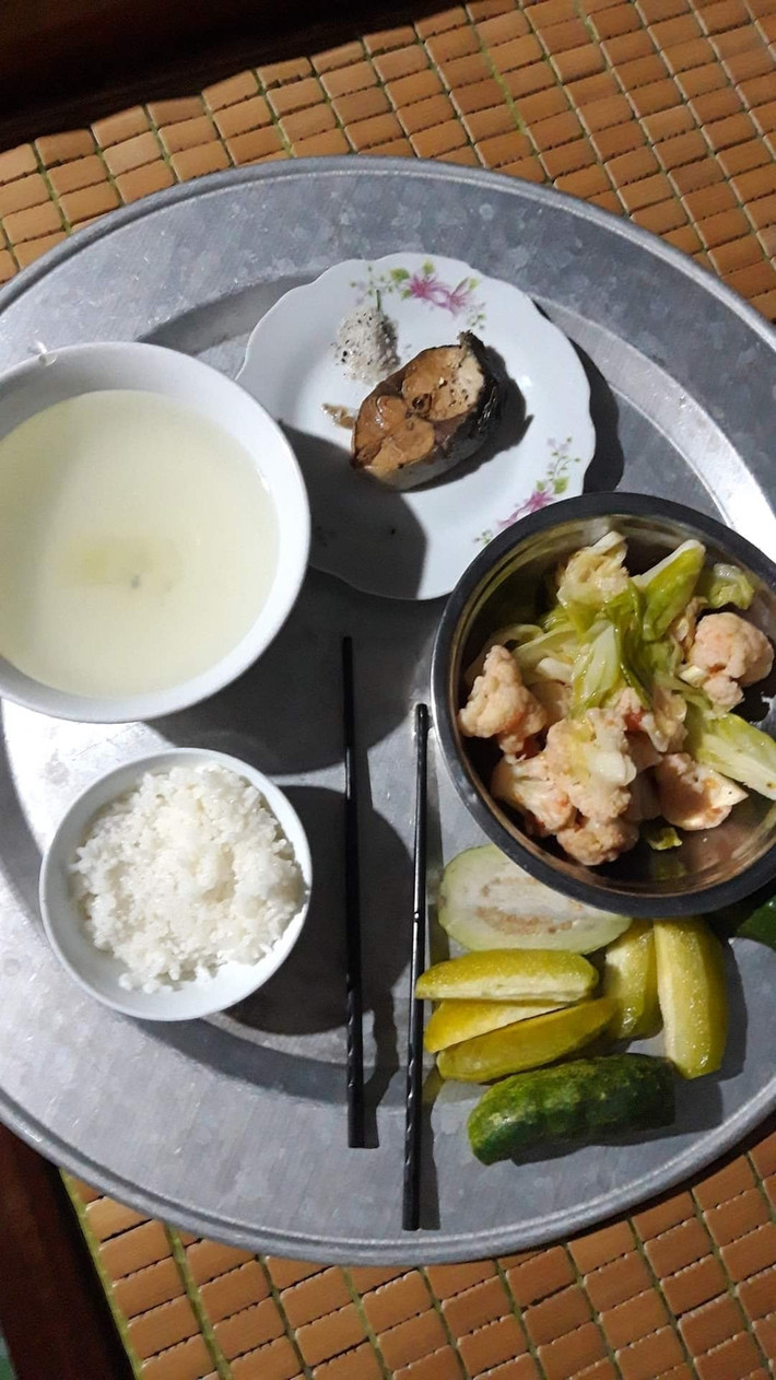 Chuẩn bị tinh thần cho bữa cơm một mình khi di chuyển từ vùng dịch trở về.