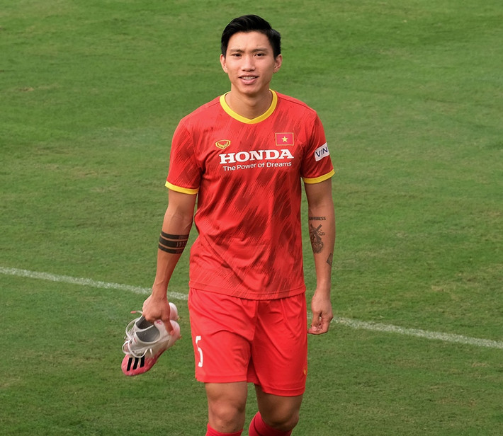 Nhóm bác sĩ của Hà Nội FC, đứng đầu là ông Kim Kwang Jea đánh giá đầu gối của Hậu vẫn còn vấn đề chưa được phát hiện bấy lâu nay và cần phẫu thuật để trị dứt điểm.