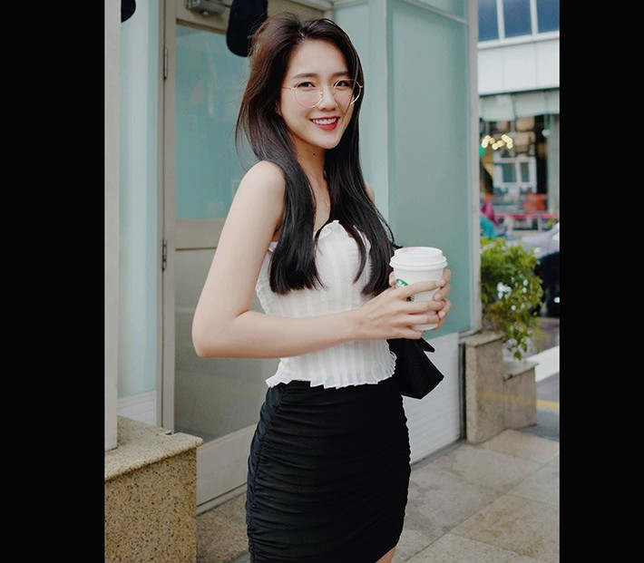 Kiều Trinh Xíu tên thật là Nguyễn Hoàng Kiều Trinh, cô được biết đến là hot girl bánh tráng trộn, hot girl trà sữa. Giờ đây cô nàng sinh năm 1994 đã là một diễn viên tiềm năng của làng giải trí Việt.