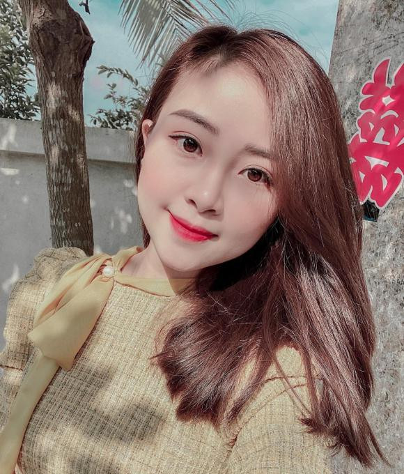 Khi nhìn thấy ảnh vợ con được bà xã đăng tải, Phan Văn Đức liền bình luận: "Hai chị em đẹp gái".