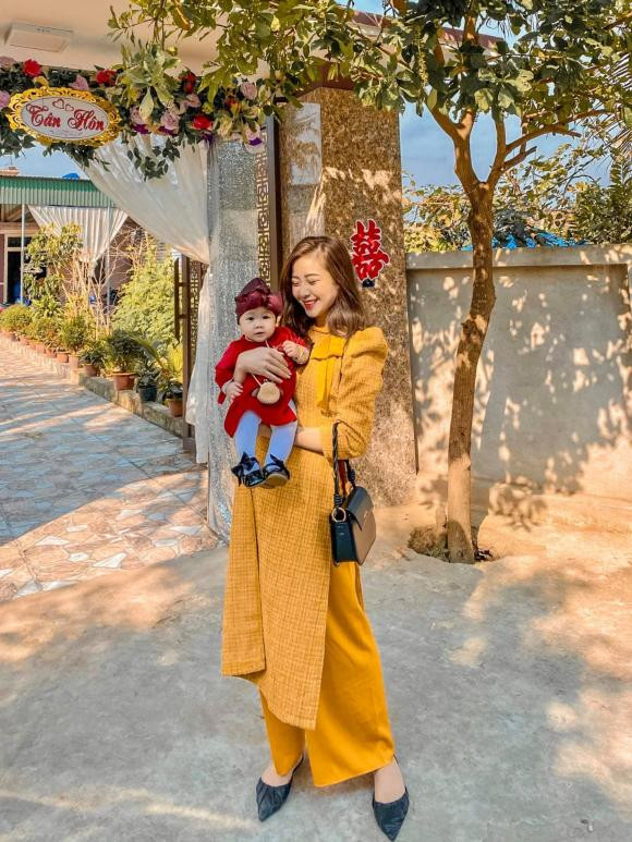 Mới đây trên trang cá nhân của mình, vợ Phan Văn Đức - Võ Nhật Linh đăng ảnh cùng con gái đi đám cưới.