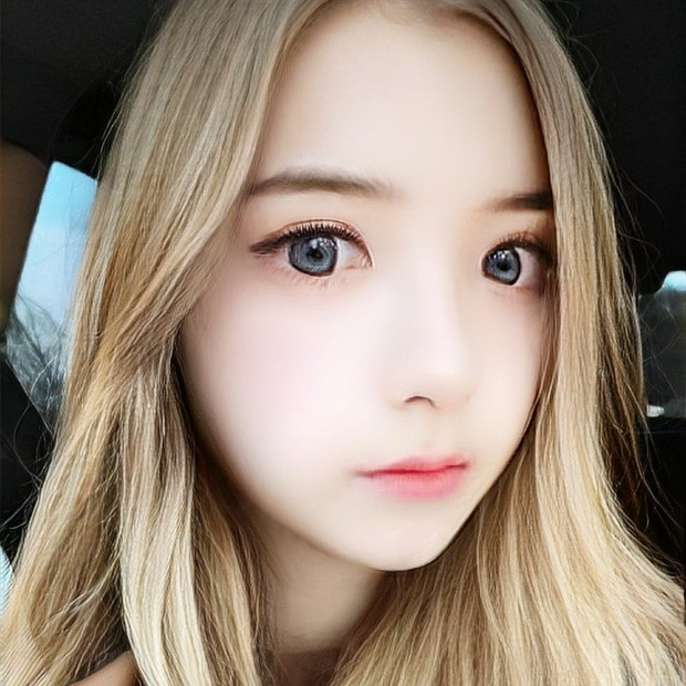 Hot girl mạng xinh tươi này đã đăng hàng chục bức ảnh selfie lên tài khoản mạng xã hội của mình với tên @zaitaku_iyada.