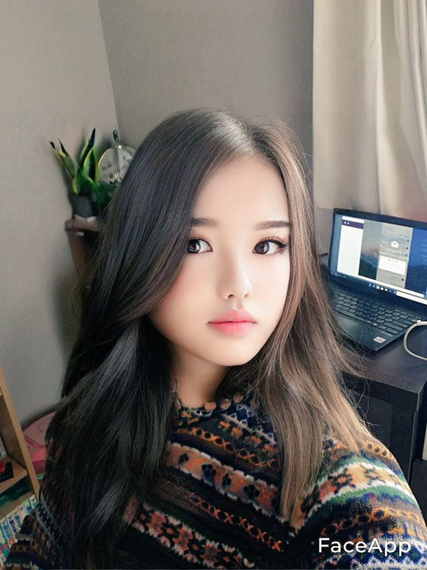 Mới đây, cư dân mạng Nhật Bản lại được một phen tan nát con tim khi phát hiện hot girl xinh tươi trong mộng của họ, thực chất là một ông chú 50 tuổi.
