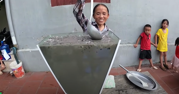 Gần đây, không khó để nhận ra bà Tân thay vì nấu nướng thì đã chuyển qua làm những ly nước siêu to khổng lồ và mới nhất là clip làm trà sữa than tre được netizen ví như "xi măng".