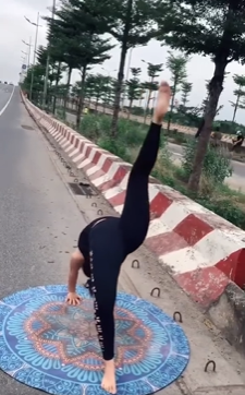 Sau khi đoạn clip tập yoga trên cao tốc được đăng tải, đa số cư dân mạng tỏ ra khá bức xúc và không thể hiểu nổi việc làm này của người phụ nữ.