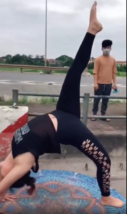 Đa phần các dân mạng đều cho biết phải chẳng vì người phụ nữ này muốn câu view nên đã bất chấp sự nguy hiểm của bản thân và những người xung quanh để thể hiện màn tập yoga này.